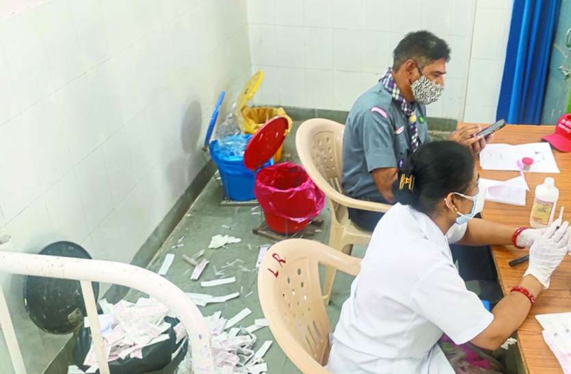 The contract workers left the cleaning work सफाई का काम छोड़ भागे ठेकाकर्मी