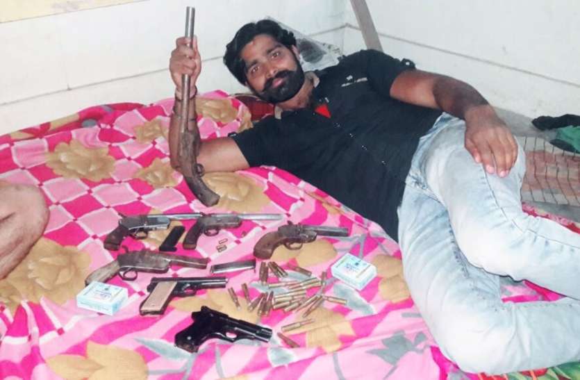 weapons अवैध हथियारों के साथ फोटो खिचाने का शौक ले गया जेल