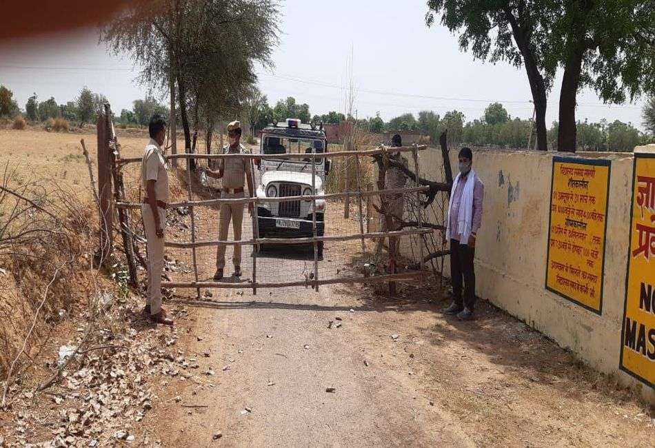 पुलिस प्रशासन की पहल पर ग्रामीणों ने उठाया बीड़ा, रास्तों में अवरोधक लगाए, ताकि संक्रमण पर लगे अंकुश
