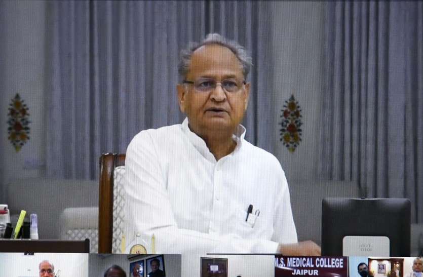 CM Ashok Gehlot appeal to young people on Rajasthan vaccination drive CM Ashok Gehlot : मुख्यमंत्री बोले, 'संयम रखें, टीकाकरण केंद्रों पर ना करें बेवजह भीड़'