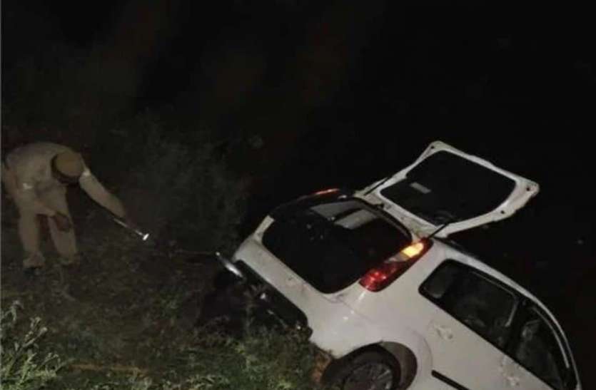 accident_2.jpg पुल से टकराकर नहर में गिरी कार बाप बेटे समेत चार की मौत