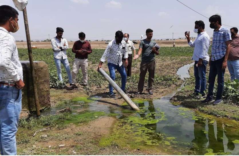 रात के अंधेरे में अतिक्रमण की फसलें हो रही तर रात के अंधेरे में अतिक्रमण की फसलें हो रही तर