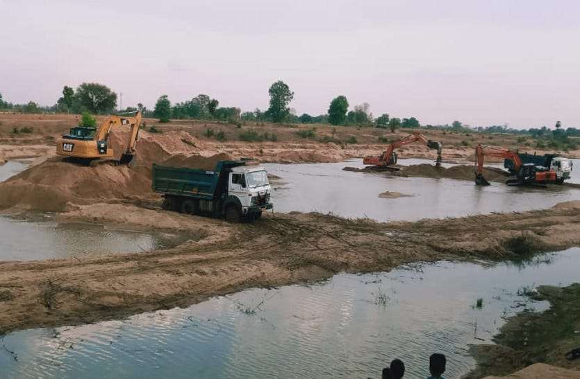 Imaliya Ghat of Umder river. नदी की बीच धार बना दी सड़क, पानी से रेत निकालकर खड़ा किया पहाड़