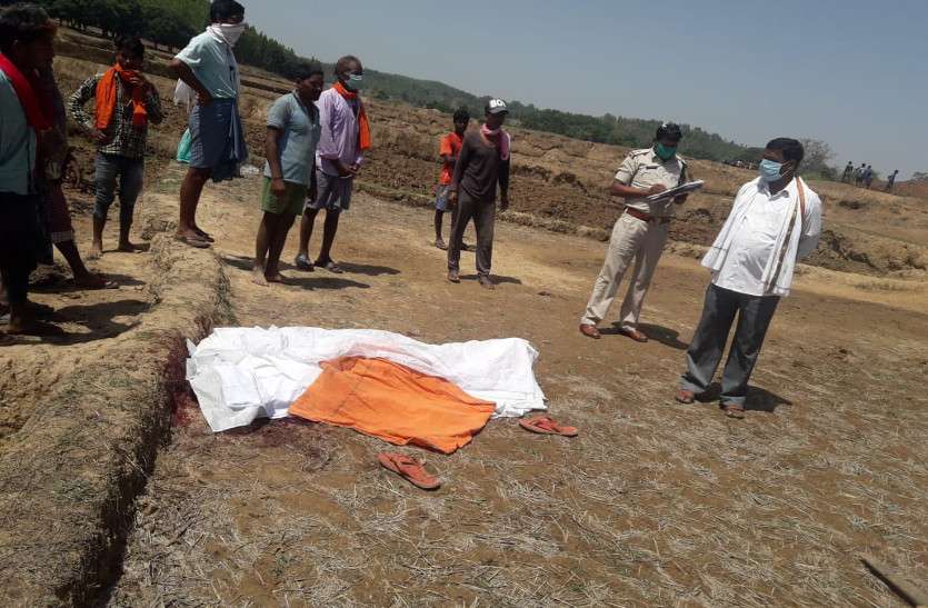 Brother murder कंधे पर हल लेकर खेत जोतने जा रहा था युवा किसान, पीछे-पीछे चल रहे चचेरे भाई ने टांगी से काट दिया सिर