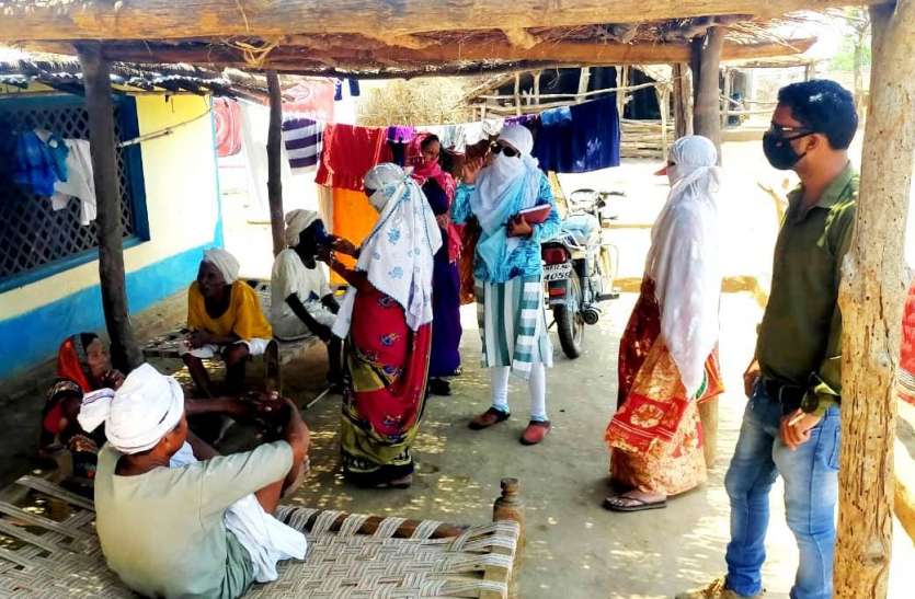 Health workers are going from house to house स्वास्थ्य कार्यकर्ता घर-घर जाकर ले रहे हैं जानकारी