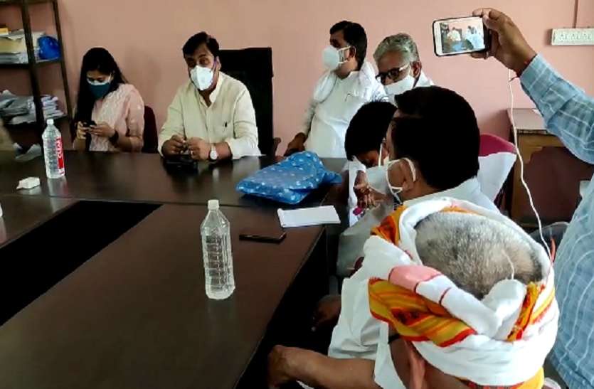 शिक्षामंत्री डोटासरा की पहल पर फतेहपुर में भी आगे आए भामाशाह शिक्षामंत्री डोटासरा की पहल पर फतेहपुर में भी आगे आए भामाशाह