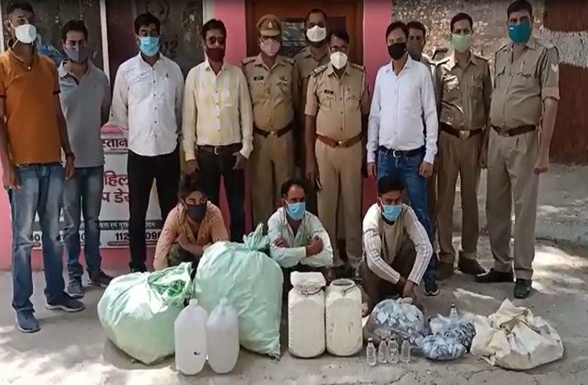Lalitpur Police छापामारी के दौरान जहरीली शराब के साथ तीन अभियुक्त गिरफ्तार, मुख्य सरगना फरार
