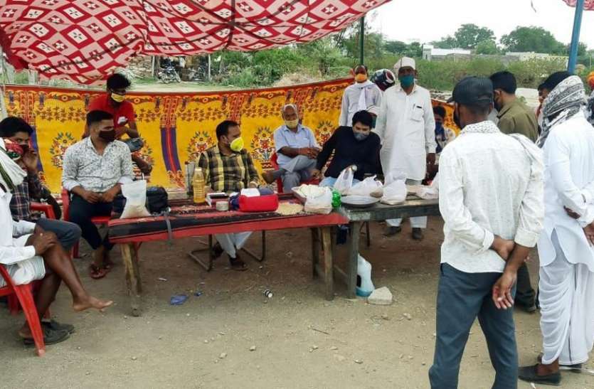 किसानों के विरोध प्रदर्शन के बाद गेहूं की ट्रॉलियों को किया पास किसानों के विरोध प्रदर्शन के बाद गेहूं की ट्रॉलियों को किया पास