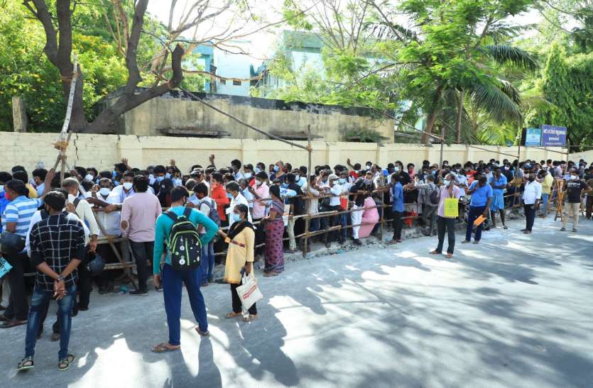 Hundreds gather outside Jawaharlal Nehru Stadium to get Remdesivir रेमडेसिविर इंजेक्शन के लिए सैकड़ों लोगों की लगी भीड़, कोरोना नियमों की उड़ी धज्जियां