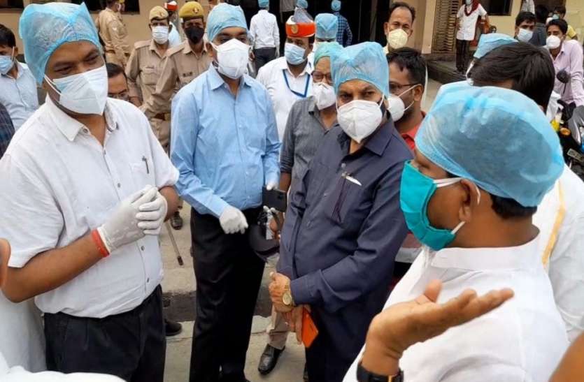 BJP MP Ram Shankar Katheria Etawah : कोविड अस्पताल की अव्यवस्थाएं देख भड़के सांसद कठेरिया, सीएमओ को 24 घंटे का दिया अल्टीमेटम