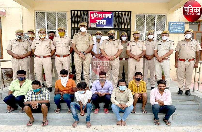 पाली : श्मशान में खेल रहे थे जुआ, पुलिस ने दी दबिश, आठ जने गिरफ्तार पाली : श्मशान में खेल रहे थे जुआ, पुलिस ने दी दबिश, आठ जने गिरफ्तार