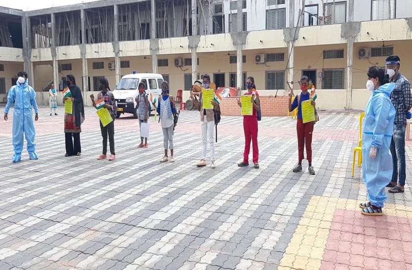 Children ready to go home after defeating Corona at Mahavir Covid Care Center.