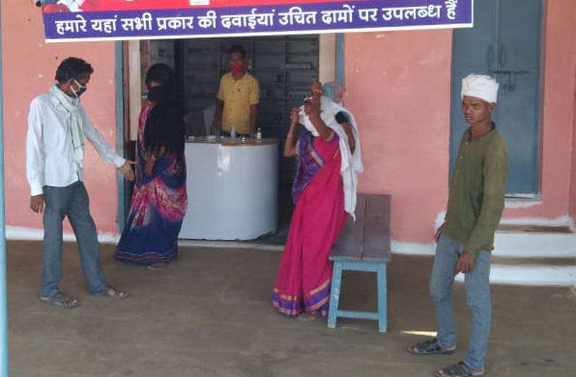 Villagers arrived at the medical store in Imliya village of Bahoriband on Friday morning to take medicine. इमलिया के डेढ़ सौ घरों में बुखार का प्रकोप, 20 दिन पहले सैंपलिंग में 4 पॉजिटिव, फिर नहीं लिए नमूने
