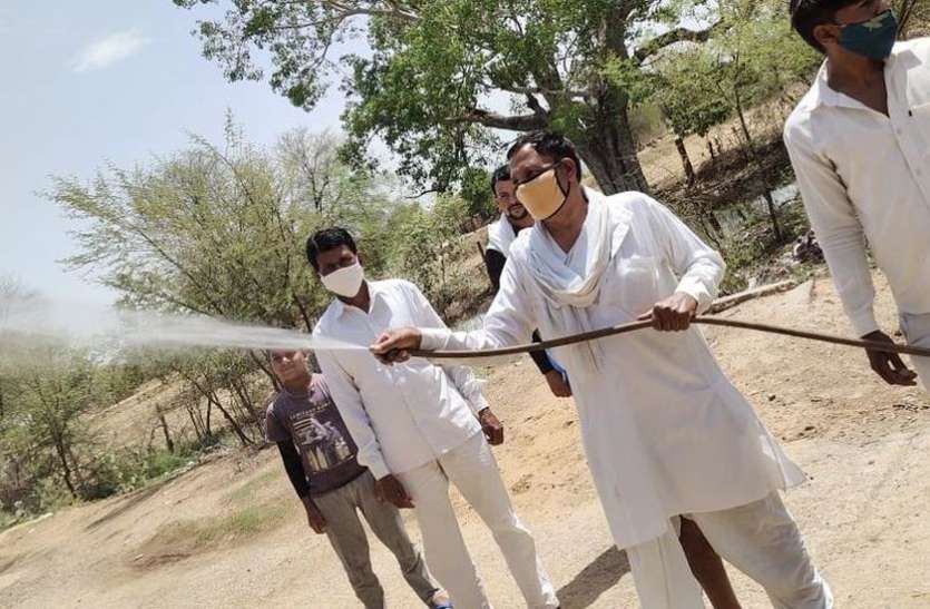 कोरोना से बचाव, गांव-ढाणी में हाइपोक्लोराइट का छिड़काव कोरोना से बचाव, गांव-ढाणी में हाइपोक्लोराइट का छिड़काव