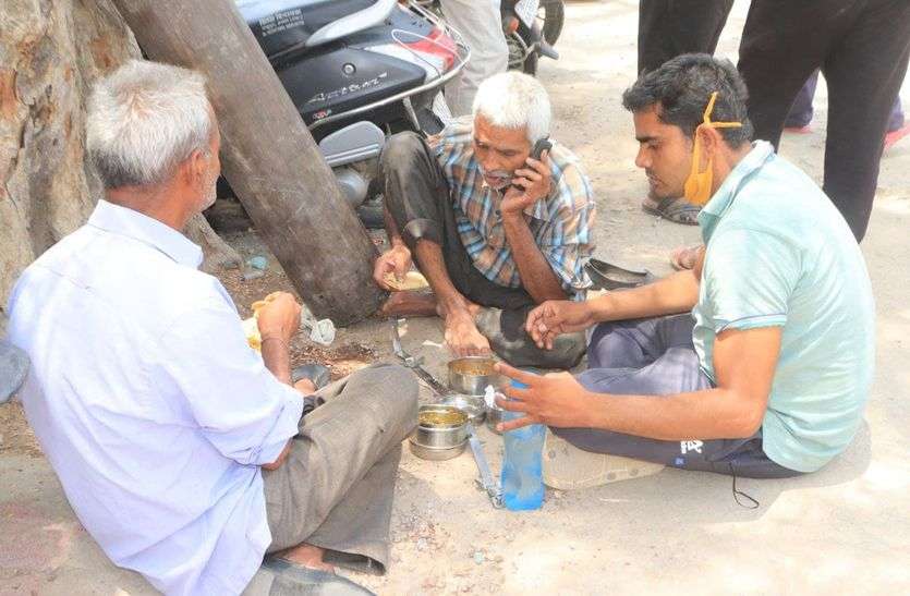 कोरोना संक्रमित वार्ड में भर्ती रोगी से निकटता खतरे से खाली नहीं,परिजन की लापरवाही पड़ सकती है भारी कोरोना संक्रमित वार्ड में भर्ती रोगी से निकटता खतरे से खाली नहीं,परिजन की लापरवाही पड़ सकती है भारी
