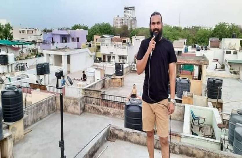 छत पर खड़े होकर योग के जरिए बढ़ा रहे इम्यूनिटी पावर छत पर खड़े होकर योग के जरिए बढ़ा रहे इम्यूनिटी पावर