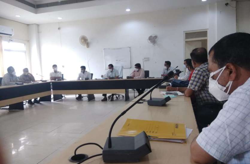 Kovid patients should not be troubled by electrocution in the cyclone, चक्रवात में विद्युतबंद से कोविड मरीजों को नहीं हो परेशानी इसका विशेष ध्यान रखें अधिकारी- मीणा