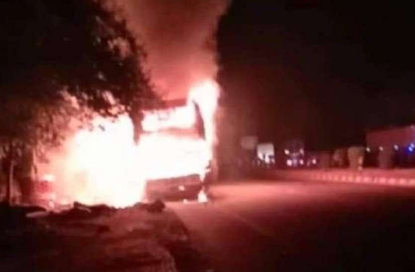 अयोध्या में डबल डेकर बस में लगी आग, ड्राइवर की सूझबूझ से यात्रियों की बची जान अयोध्या में डबल डेकर बस में लगी आग, ड्राइवर की सूझबूझ से यात्रियों की बची जान