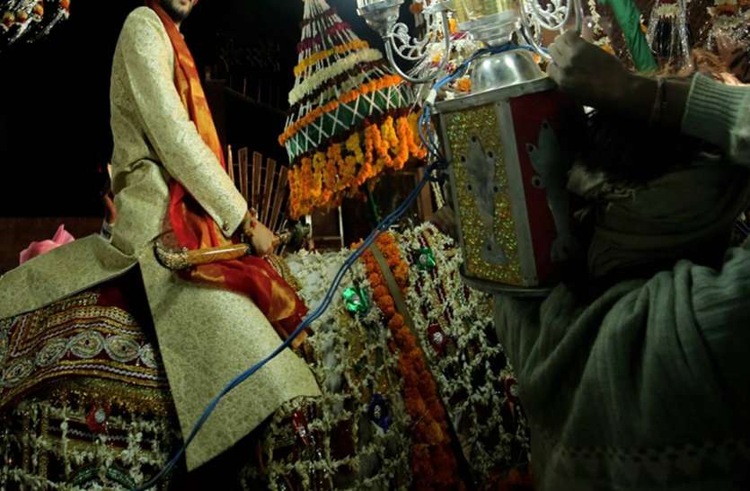 barat.jpg बारात पर ग्रामीणों ने किया हमला, दूल्हे ने भाकर बचाई जान, महिलाओं के साथ हुई छेड़छाड़