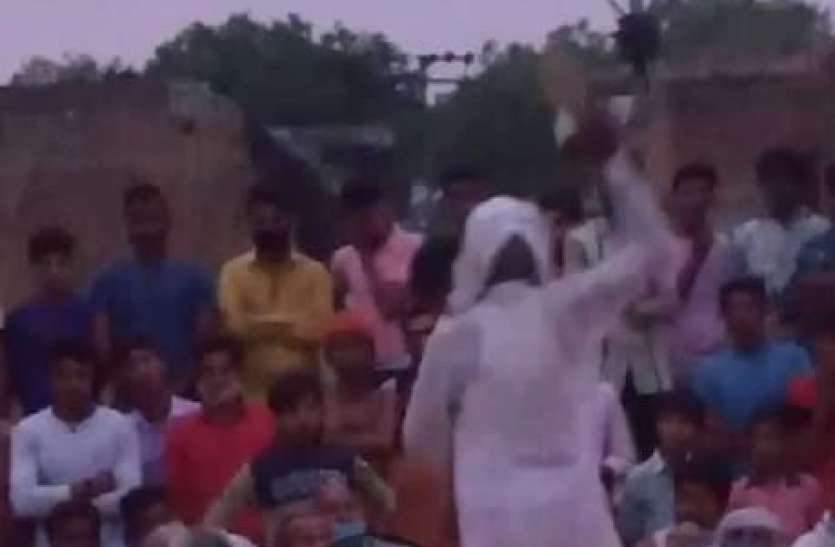 bulandshahr-panchayat1.jpg छेड़छाड़ करने पर पंचायत ने जूतों से पीटा, युवती के पैर पकड़कर आरोपी ने मांगी माफी