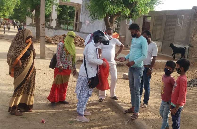लोगों को जागरुक कर घर-घर बांट रहे दवा लोगों को जागरुक कर घर-घर बांट रहे दवा