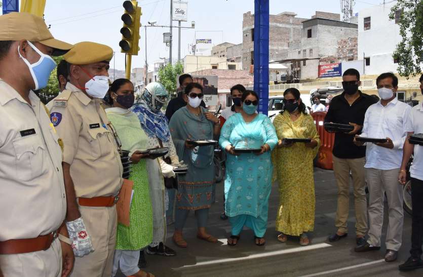 कोरोना योद्धाओं के लिए मित्र मंडल कर रहा काम कोरोना योद्धाओं के लिए मित्र मंडल कर रहा काम