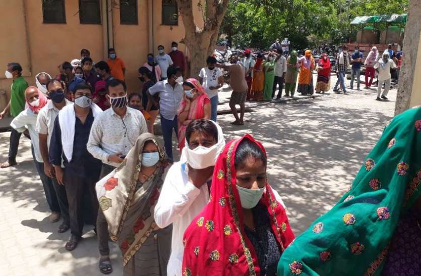 वैक्सीन के लिए लगी कतार... बारी का रहा इंतजार वैक्सीन के लिए लगी कतार... बारी का रहा इंतजार
