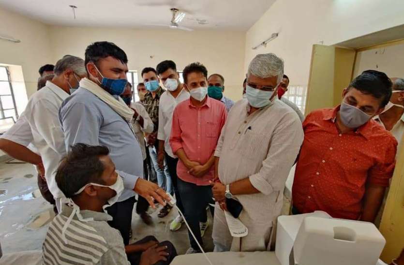 मंत्री शेखावत ने अस्पतालों में परखी स्वास्थ्य व्यवस्थाएं मंत्री शेखावत ने अस्पतालों में परखी स्वास्थ्य व्यवस्थाएं