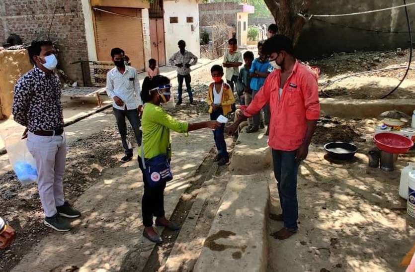 किट लेकर गांव-गांव पहुंच रहे एबीवीपी कार्यकर्ता किट लेकर गांव-गांव पहुंच रहे एबीवीपी कार्यकर्ता