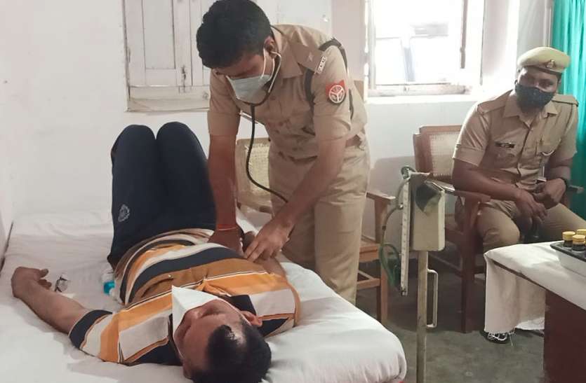 Police Man कोरोनाकाल में डॉक्टर की भूमिका निभा रहा पुलिसकर्मी, काम आ रहा डॉक्टरी का तजुर्बा