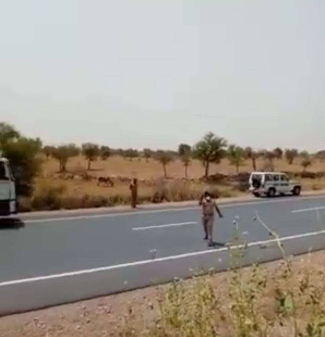 आरटीओ एसआई ने पकड़े ट्रक ड्राइवर के पैर, फिर भी नहीं बचा, देखिए वीडियो