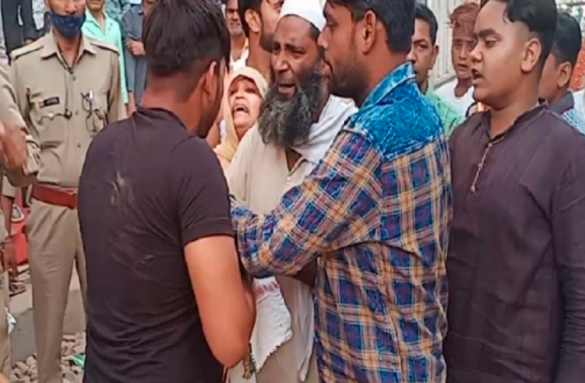 1701.png यूपी: स्कूटी से बाइक टकराने पर सरेआम आधे घंटे तक चली गाेलियां