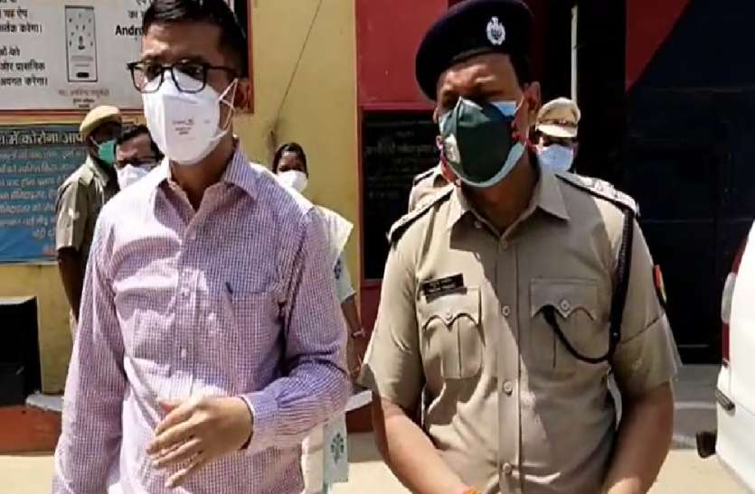 चित्रकूट जेल में गैंगवार के बाद अफसरों ने खंगाली बाराबंकी जेल, औचक छापेमारी कर कराई बंदियों की परेड चित्रकूट जेल में गैंगवार के बाद अफसरों ने खंगाली बाराबंकी जेल, औचक छापेमारी कर कराई बंदियों की परेड