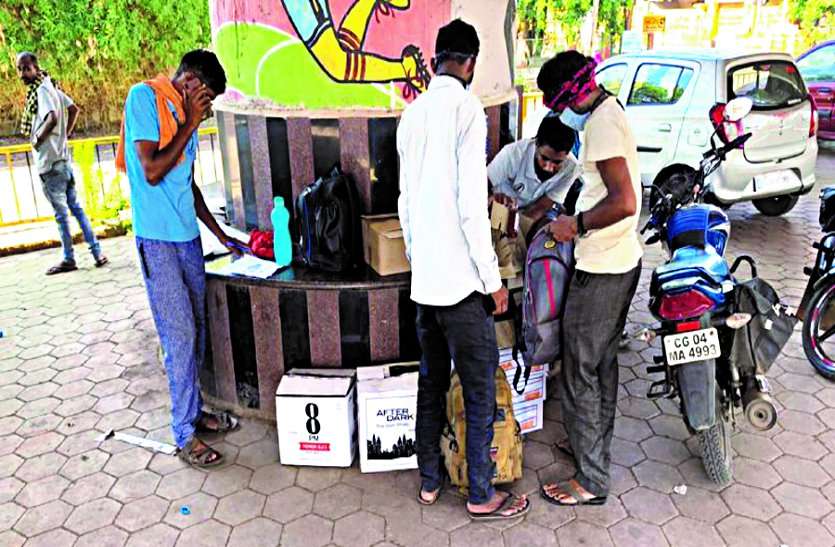 टोटल लॉकडाउन में बीच सड़क सजी शराब की दुकान, देखते रहे आबकारी अधिकारी, किरकिरी हुई तो चार को काम से निकाला टोटल लॉकडाउन में बीच सड़क सजी शराब की दुकान, देखते रहे आबकारी अधिकारी, किरकिरी हुई तो चार को काम से निकाला