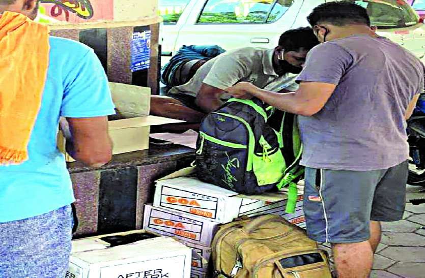 टोटल लॉकडाउन में बीच सड़क सजी शराब की दुकान, देखते रहे आबकारी अधिकारी, किरकिरी हुई तो चार को काम से निकाला