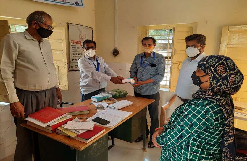 आईएलआई सर्वे के लिए टीमों को थर्मल स्कैनर का किया वितरण आईएलआई सर्वे के लिए टीमों को थर्मल स्कैनर का किया वितरण