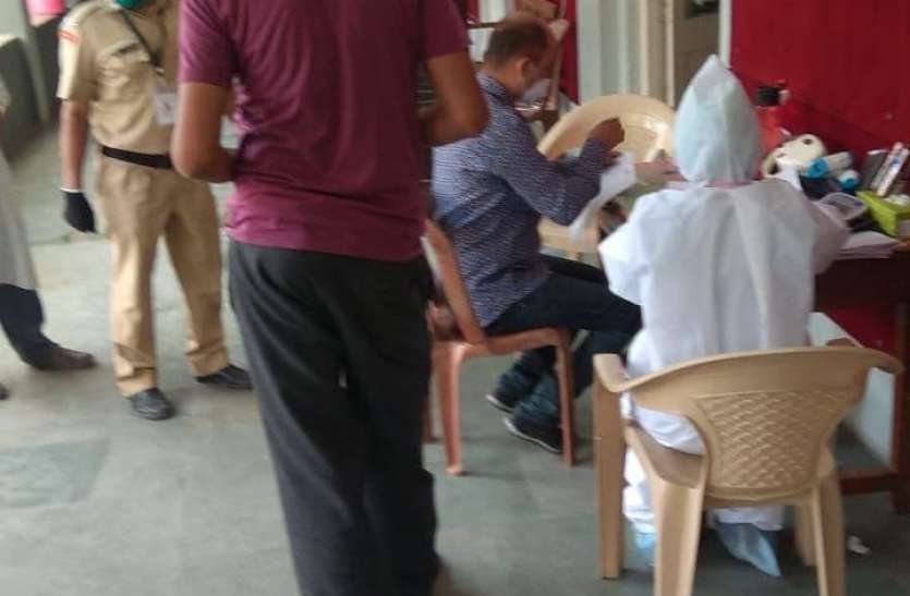 स्कूल को बनाया कोविड सेंटर, समाज के डॉक्टर ही दे रहे सेवा स्कूल को बनाया कोविड सेंटर, समाज के डॉक्टर ही दे रहे सेवा