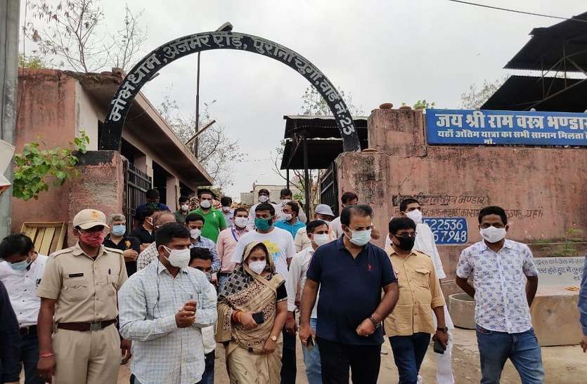 पुरानी चुंगी स्थित मोक्षधाम का दौरा करके बाहर आते परिवहन मंत्री व अन्य। मोक्षधामों में अंत्येष्टि की आड़ में अवैध वसूली, शिकायतों पर जागी सरकार अब एक्शन पर उतरी