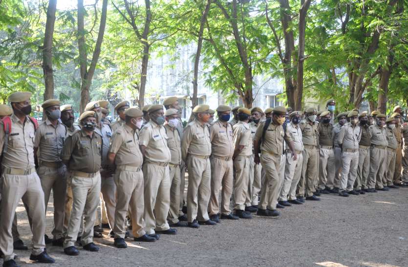 रात्रि कफ्र्यू का उलंघन रोकने गई पुलिस का विरोध, सौ से अधिक लोगों ने धार्मिक नारे लगा कर किया हमला रात्रि कफ्र्यू का उलंघन रोकने गई पुलिस का विरोध, सौ से अधिक लोगों ने धार्मिक नारे लगा कर किया हमला