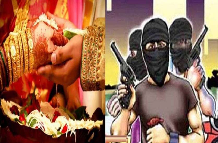 प्रतीकात्मक फोटो उधर दुल्हा ले रहा था फेेरे इधर घर पर दबंगों नेे बोल दिया हमला, जाने फिर क्या हुआ