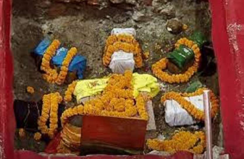 राम मंदिर गर्भगृह स्थल पर हुआ नवग्रह पूजन, नींव में डाली गई पूजित 9 शिलाएं Ram Mandir : राम मंदिर गर्भगृह स्थल पर हुआ नवग्रह पूजन, नींव में डाली गई पूजित 9 शिलाएं