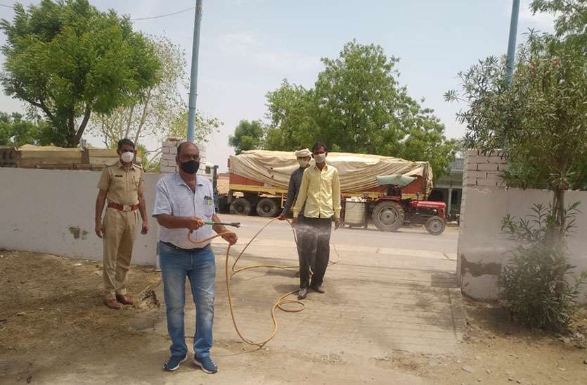 हाइपोक्लोराइट का छिडक़ाव कर कोरोना गाइडलाइन की पालना को लेकर की समझाई हाइपोक्लोराइट का छिडक़ाव कर कोरोना गाइडलाइन की पालना को लेकर की समझाई