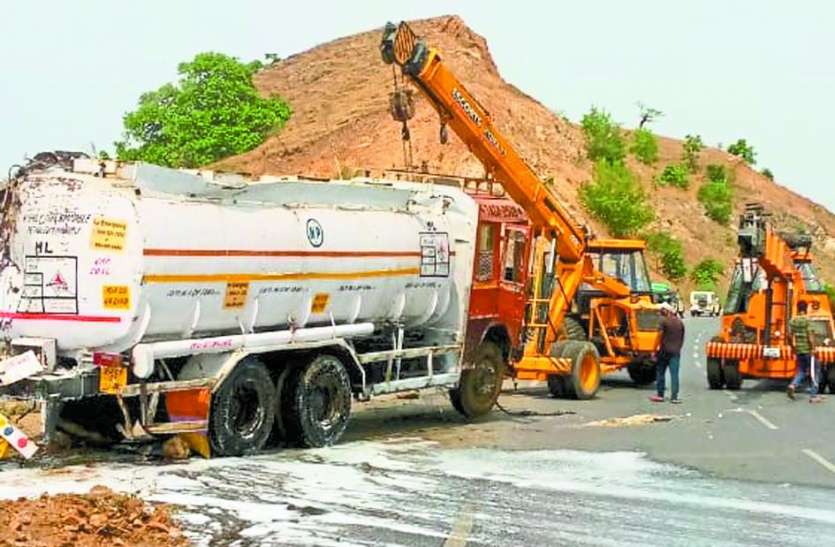 A tanker filled with petrol overturns पेट्रोल से भरा टैंकर पलटा, टैंक से पेट्रोल का रिसाव