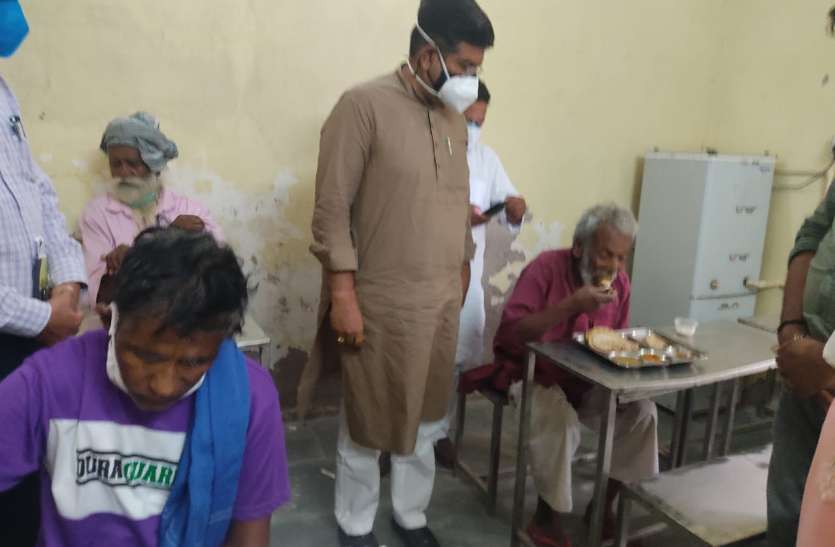 कोविड प्रबंधन में ऑक्सीजन व दवाओं की कमी नहीं आने देंगे. भाटी कोविड प्रबंधन में ऑक्सीजन व दवाओं की कमी नहीं आने देंगे. भाटी