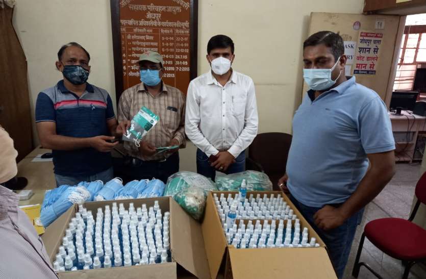 आरटीओ कर्मियों को मास्क व सेनिटाइजर भेंट आरटीओ कर्मियों को मास्क व सेनिटाइजर भेंट