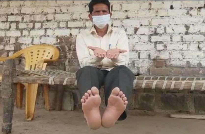 After applying the vaccine, years old disease has been overcome. शिक्षक ने कहा वैक्सीन लगाने के बाद मेरे हाथ और पैर की वर्षों पुरानी जलन की बीमारी हुई दूर