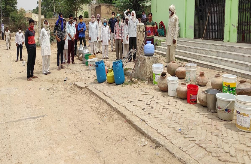 गांवों में गहराया पेयजल संकट, पानी के लिए भटक रहे ग्रामीण गांवों में गहराया पेयजल संकट, पानी के लिए भटक रहे ग्रामीण