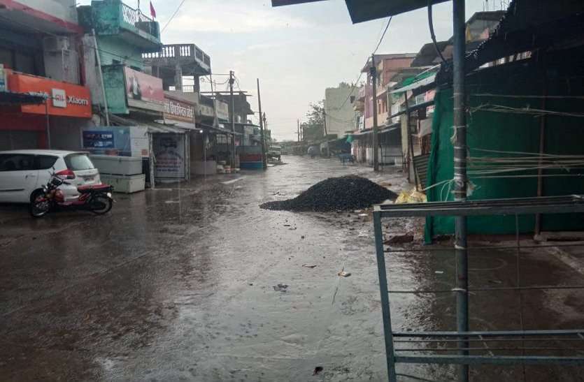 लगातार हो रही बारिश से जनजीवन प्रभावित, निचले इलाकों में भरा पानी, उमस बढ़ी लगातार हो रही बारिश से जनजीवन प्रभावित, निचले इलाकों में भरा पानी, उमस बढ़ी