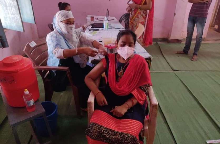 Rural youth are deprived of vaccination due to lack of mobile and regi मोबाइल और रजिस्ट्रेशन की जानकारी के अभाव में ग्रामीण युवा टीकाकरण से हो रहे वंचित