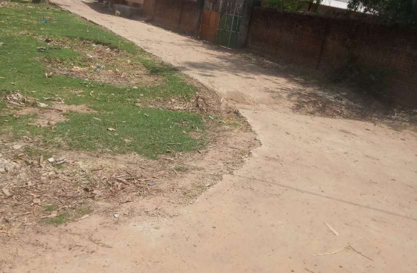 Complete amount withdrawn by constructing incomplete road, incomplete अधूरी सड़क निर्माण कर आहरित कर ली पूरी राशि, साल भर बाद भी अधूरी सडक़